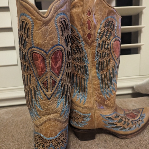 Corral Vintage Hearts and Wings Boots . - Picture 6 of 8